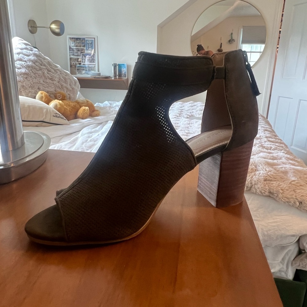 Army Green Open Toed Heels Perfect For Fall - image 3